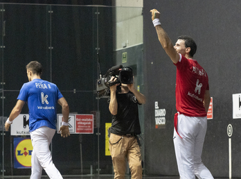 Jokin Altuna ligaxkako lehen partidan Peñaren aurkako garaipena ospatzen.