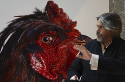 Koen Vanmechelen junto a una de sus obras.