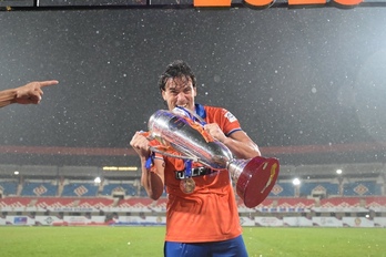 Iker Guarrotxena Indiako Superkopa irabazi osteko ospakizunetan.