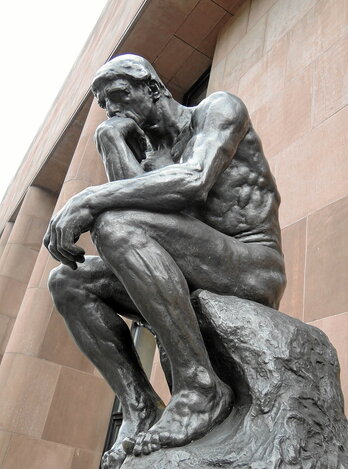 Auguste Rodinen “Pentsalaria” eskultura ezaguna, bere existentziaz galdetzen duen eta pentsatzen duen pertsona  arrazionalaren sinboloa.