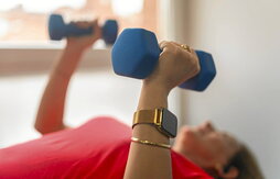 Menopausian ongizatea sustatzeko moduak ez daude salgai: jarduera fisikoa, elikadura orekatua, atseden egokia eta autozainketa emozionala.