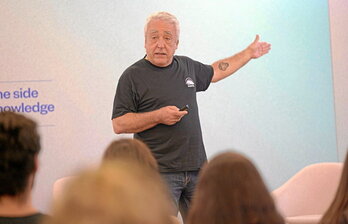 Manu Soto Lopez, Plentziako Itsas Estazioko zuzendari eta Biologia Zelularreko katedraduna, Miramar Jauregian eskainitako hitzaldiaren une batean.