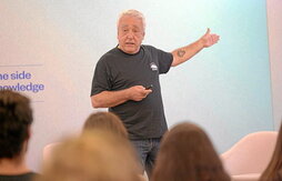 Manu Soto Lopez, Plentziako Itsas Estazioko zuzendari eta Biologia Zelularreko katedraduna, Miramar Jauregian eskainitako hitzaldiaren une batean.