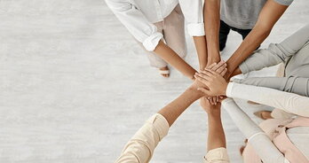 Emakumeok denbora daramagu laguntza eskatzen. Akziora pasatzeko unea da.