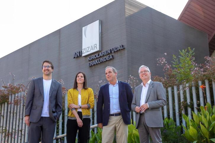 Responsables institucionales y de la empresa que han participado en la inauguración.