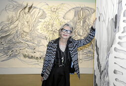 Marlene McCarty, ayer, junto a la obra que expone en Tabakalera.
