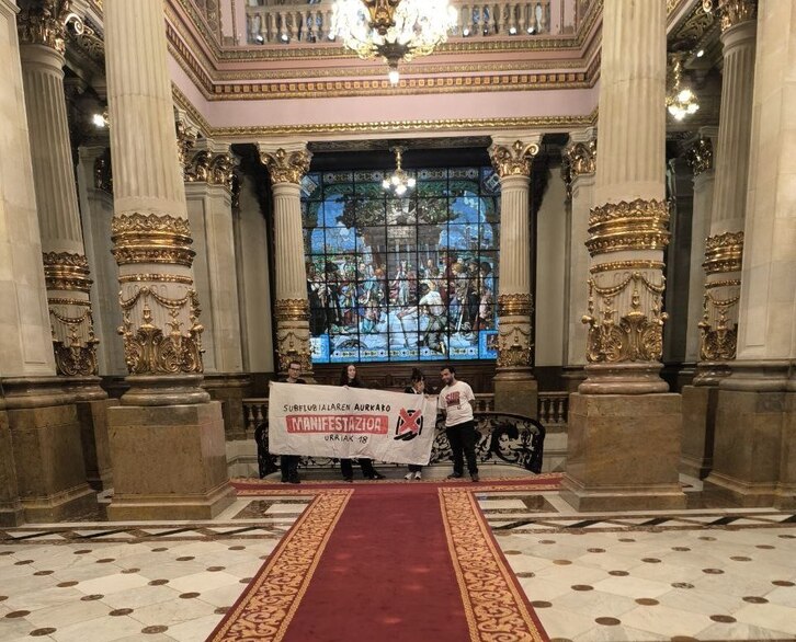 Integrantes de la plataforma Subflubiala Ez! en el vestíbulo del palacio foral.