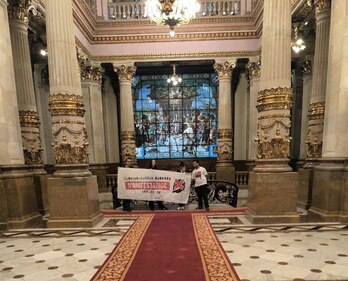 Integrantes de la plataforma Subflubiala Ez! en el vestíbulo del palacio foral.