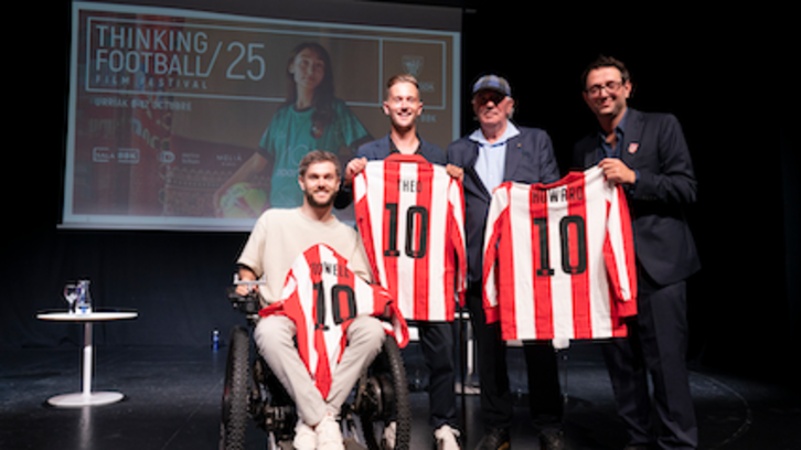George Dowell, homenajeado por el Athletic al recibir su documental el Premio del Público de Thinking Football Film Festival.