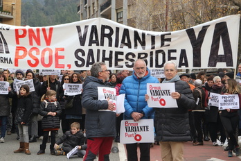 Concentración en febrero de 2023 de todos los grupos municipales de Ermua para reclamar la variante.