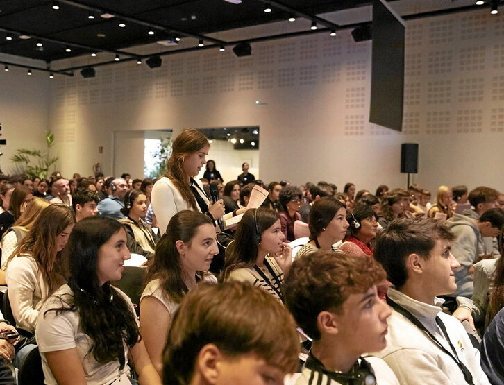 Ikasleek zientzialariei galderak egiteko aukera izan zuten.