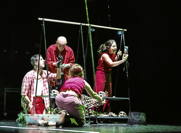 Luhusoko Harri Xuri aretoan, lan taldea, azken entseguetan.