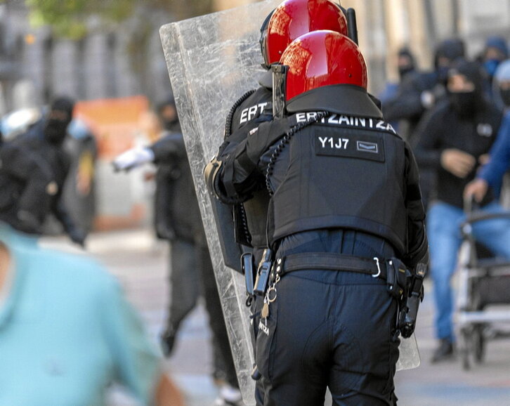 Ertzainas, el domingo en la plaza de la Provincia de Gasteiz.