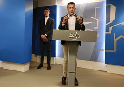 Ekain Rico y Joseba Díaz Antxustegi, en la presentación de la iniciativa parlamentaria.