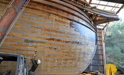 Trabajadores ultiman las labores de construcción en tierra.