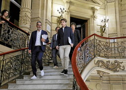 Eneko Goia se dirige hacia su último pleno como alcalde acompañado por el que será su sucesor, Jon Insausti.