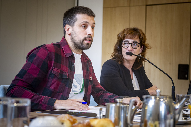 El juntero Xabi Valdor y la portavoz de EH Bildu en JJGG Eva López de Arroyabe en un encuentro con la prensa.