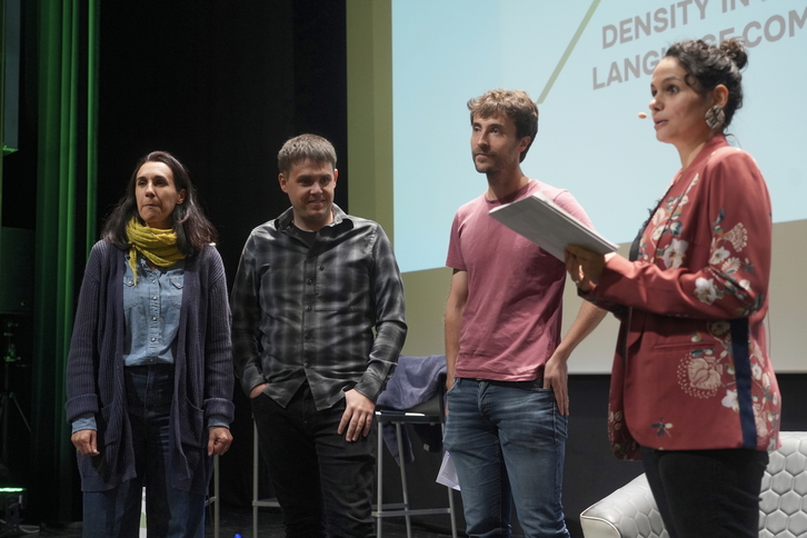 Alaitz Aizpuru, Haritz Garmendia eta Mikel Artola hizlariak, aurkezlearekin batera, Arnasguneen Nazioarteko Konferentzian, Azpeitian.