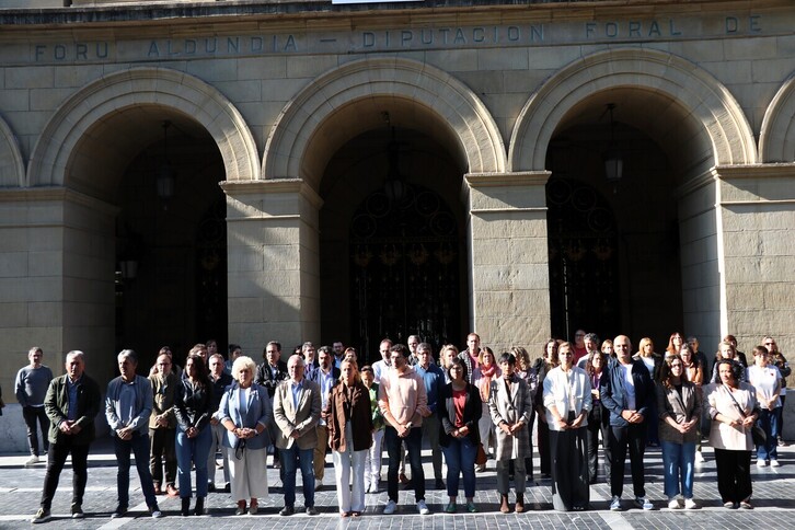 Concentración de duelo y denuncia realizada por la Diputación de Gipuzkoa este viernes a mediodía. (Gipuzkoako Aldundia)