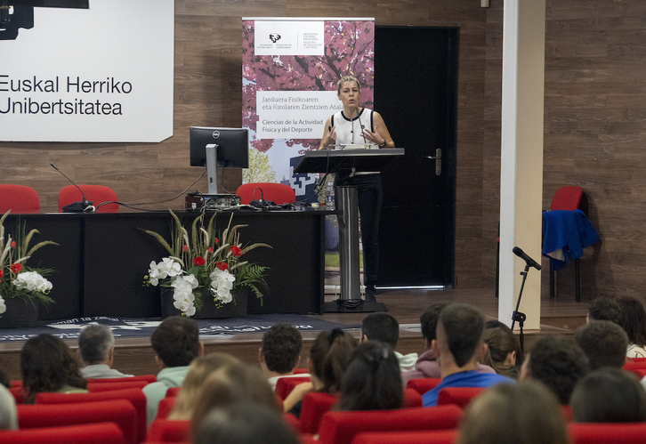 Virginia Arianna Aparicio durante su ponencia en Gasteiz.