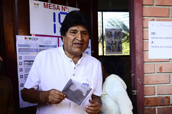 El expresidente boliviano Evo Morales deposita su voto en la primera vuelta de las elecciones presidenciales celebrada el 17 de agosto.
