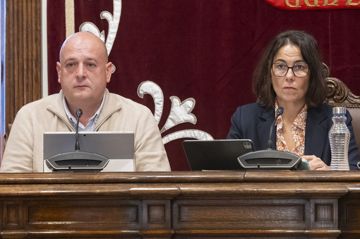 El concejal Inazio Uriarte y la alcaldesa Amaia Agirre, en un pleno municipal.