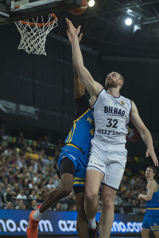 Tryggvi Hlinason en el duelo ante el Peristeri, minutos antes de recibir un fuerte impacto en la cabeza.