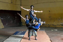 Fodeba Keita eskolako ikasleen lan saio bat.