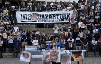 Rueda de prensa y concentración en la plaza de Los Fueros de Gasteiz.