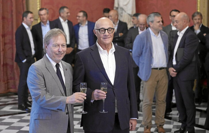 Brindis de Josep Santacreu (i) y de Josep Oliu (d) tras conocerse el fracaso de la opa.
