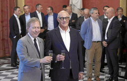 Brindis de Josep Santacreu (i) y de Josep Oliu (d) tras conocerse el fracaso de la opa.