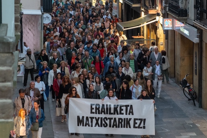 Concentración de duelo y denuncia realizada por la Diputación de Gipuzkoa este viernes a mediodía.