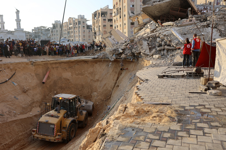 Búsqueda de cuerpos bajo las ruinas de Jan Yunis. Decenas aparecen cada día.
