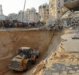 Búsqueda de cuerpos bajo las ruinas de Jan Yunis. Decenas aparecen cada día.
