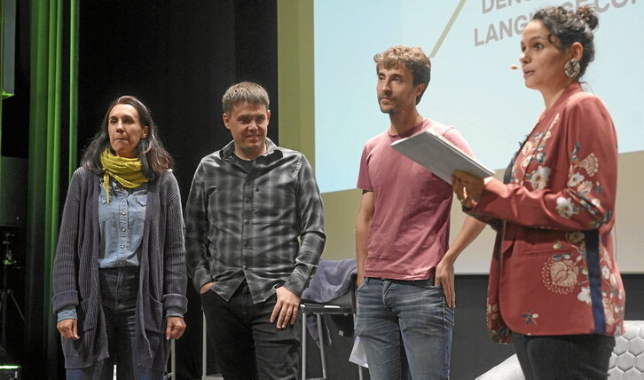 Alaitz Aizpuru, Haritz Garmendia eta Mikel Artola, aurkezlearekin.