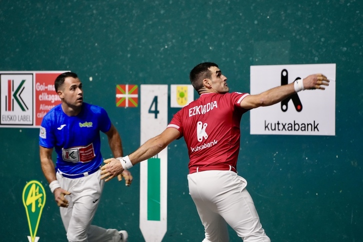 Ezkurdia, ezker gantxoz jotzeko prest atzean Jaka duela.