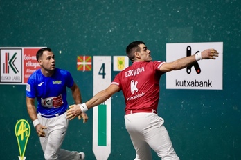 Ezkurdia, ezker gantxoz jotzeko prest atzean Jaka duela.