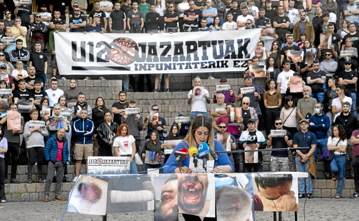 Concentración y rueda de prensa ofrecida ayer en la plaza de Los Fueros.