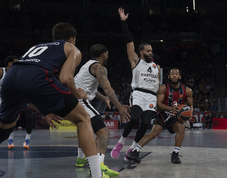 Duane Washington, erigido en el protagonista del momento clave, atosiga en defensa a Nowell.