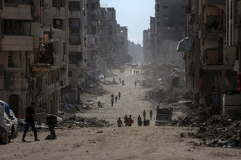 Palestinos inspeccionan sus casas en una de las calles de Ciudad de Gaza.