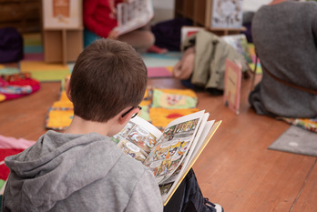 Haur bat irakurriz gozatzen.