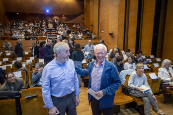 El irlandés Michael Culbert conversa con Joseba Azkarraga (Sare), junto a Maria Jauregi, que ha leído con él el manifiesto final de la jornada.