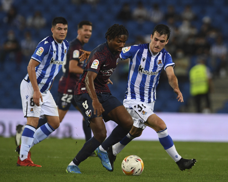 Duelo entre el Sanse y el Huesca en la temporada 2021-2022.