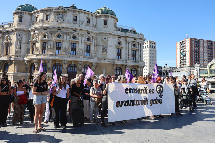 Concentración en Bilbo en repulsa del crimen machista ocurrido en Zarautz.