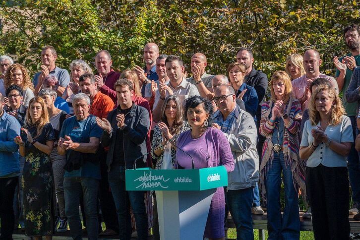 Nemeh acompañada de otros representantes municipales de EH Bildu.