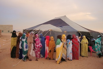 Emakume talde bat Mendebaldeko Saharan.