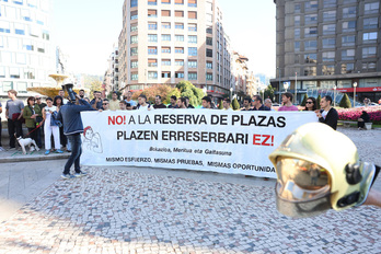 Los aspirantes a bombero se han movilizado en la plaza Moyua de Bilbo.