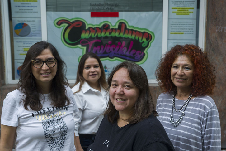 Susana Esparza, Janeth Rool, Katia Reimberg y Soraya Ronquillo, en el local de Bidez Bide Elkartea, en Donostia.