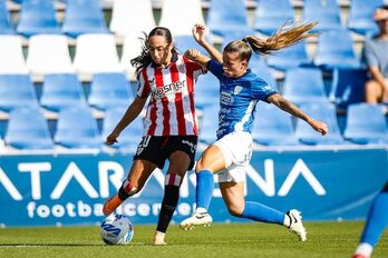 Agote se dispone a centrar en el partido de Liga F entre Athletic y Alhama disputado en Pinatar.
