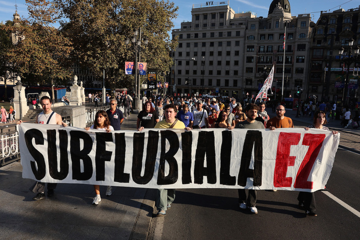 Cabeza de la manifestación al poco de arrancar en la plaza del Arriaga.